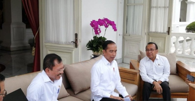 Presiden Joko Widodo mengumumkan temuan kasus infeksi virus corona pertama di Indonesia di Jakarta, Senin (02/03/2020). (ANTARA/Desca Lidya Natalia)